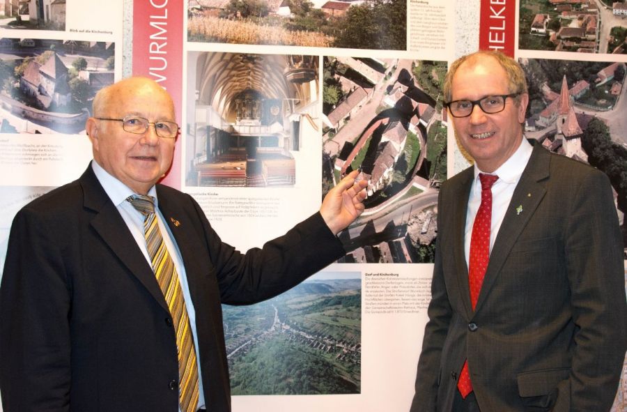 Ausstellungseröffnung Kirchenburgen in Siebenbürgen.jpg: Eröffneten die Ausstellung „Kirchenburgen in Siebenbürgen“: Landrat Manfred Müller (rechts) und  Dr. Günther Lobin von der Deutsch-Rumänischen Gesellschaft Paderborn (links) (Foto: Amt für Presse- und Öffentlichkeitsarbeit, Kreis Paderborn, Anna-Sophie Schindler)